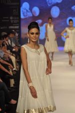 Model walks the ramp for Saboo Fine Jewels Show at IIJW Day 4 on 22nd Aug 2012 (79).JPG
